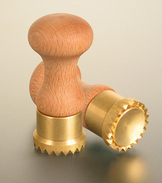 Ausstecher Ravioli, Holz/Messing, rund mit gezacktem Rand, 38 mm, 1 St