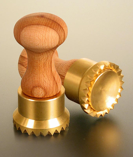 Ausstecher Ravioli, Holz/Messing, rund mit gezacktem Rand, 50 mm, 1 St