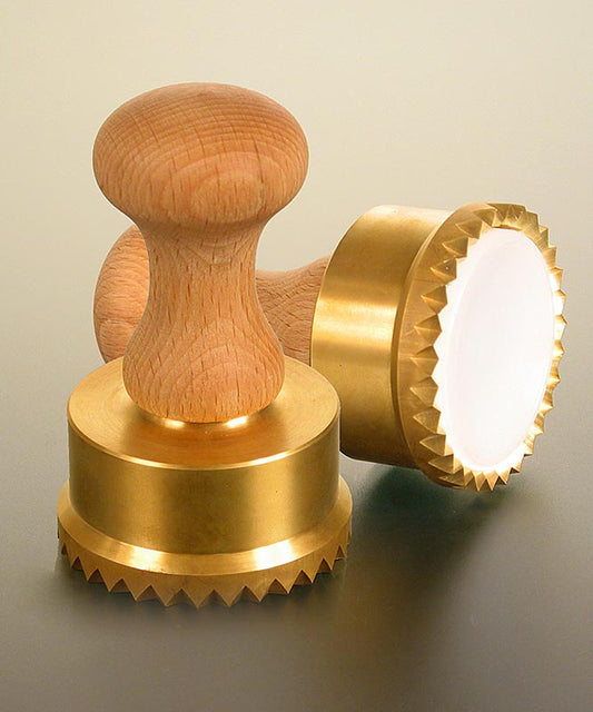 Ausstecher Ravioli, Holz/Messing, rund mit gezacktem Rand, 65 mm, 1 St