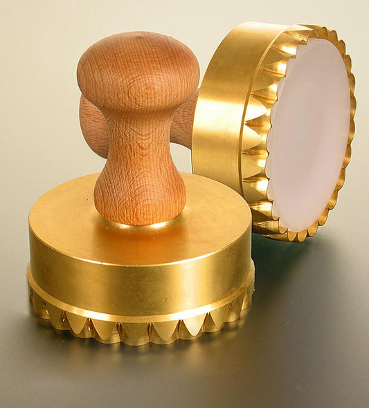 Ausstecher Ravioli, Holz/Messing, rund mit gezacktem Rand, 90 mm, 1 St