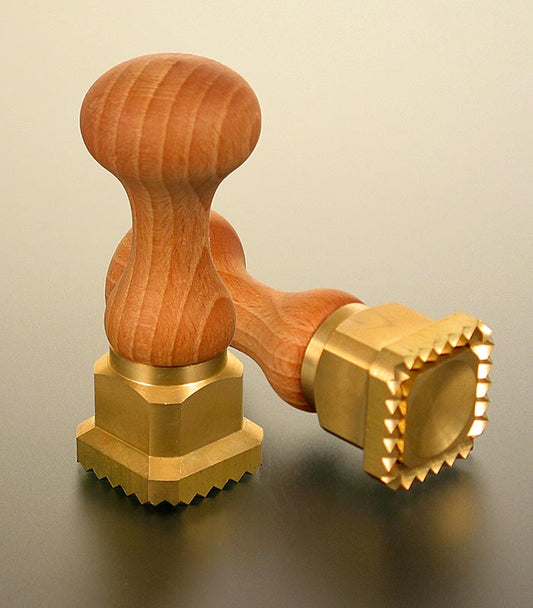 Ausstecher Ravioli, Holz/Messing, quadratisch mit gezacktem Rand, 35x35 mm, 1 St