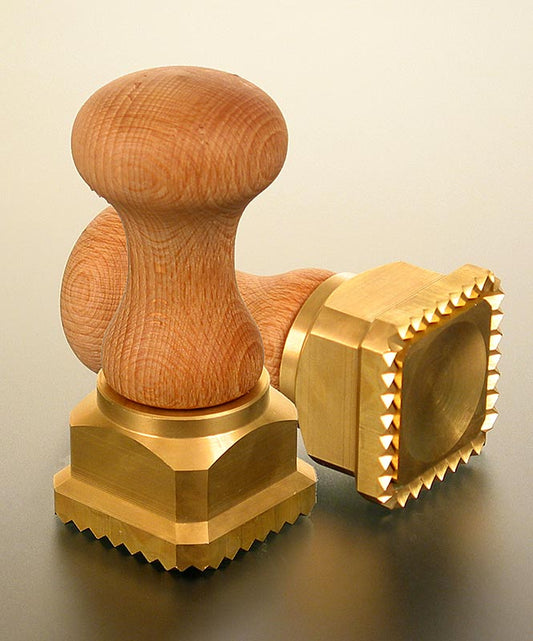 Ausstecher Ravioli, Holz/Messing, quadratisch mit gezacktem Rand, 45x45 mm, 1 St