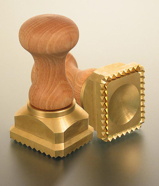 Ausstecher Ravioli, Holz/Messing, rechteckig mit gezacktem Rand, 45x55 mm, 1 St